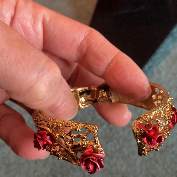 Flowered bracelet - Picture 2 of 2